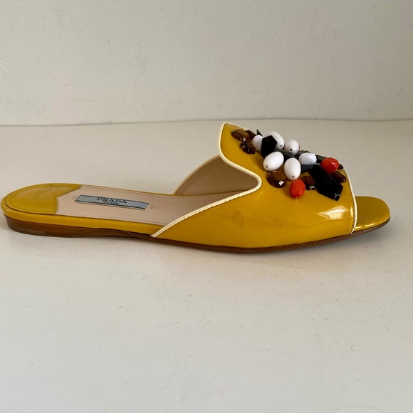 EUC ADORABLE YELLOW PRADA RUNWAY SLIDE WITH WHITE PIPING AND TRIBAL BEADS - Picture 5 of 7